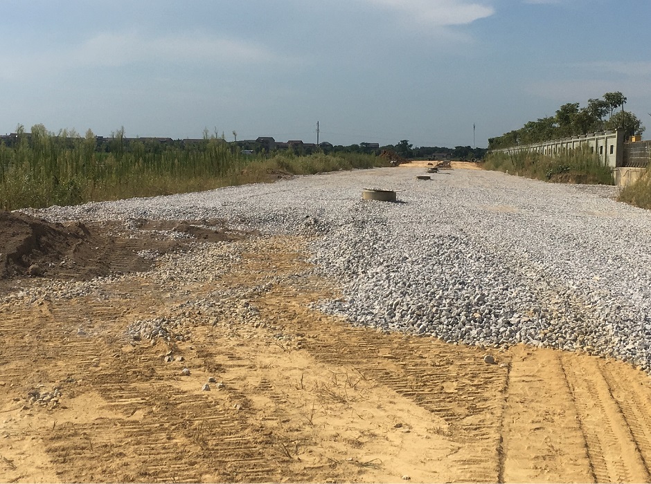 级配碎石层铺筑.jpg